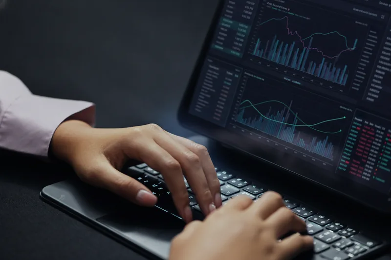 AI-driven real-time market signals dashboard with live trend chart and confidence levels